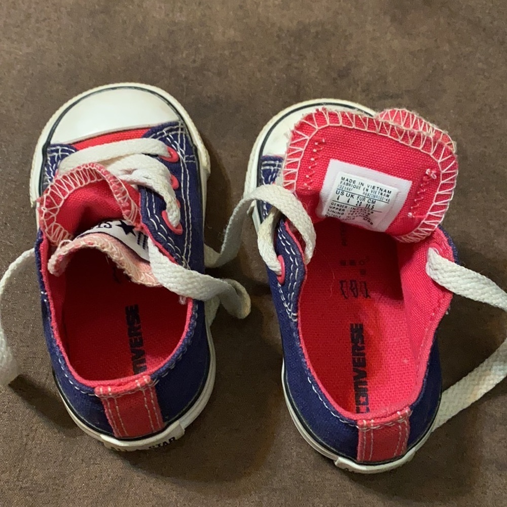 Converse tennis shoes size 4 - Picture 2 of 5